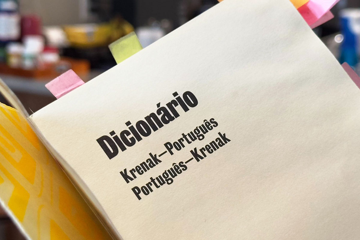 A photo of the title page of the Krenak dictionary